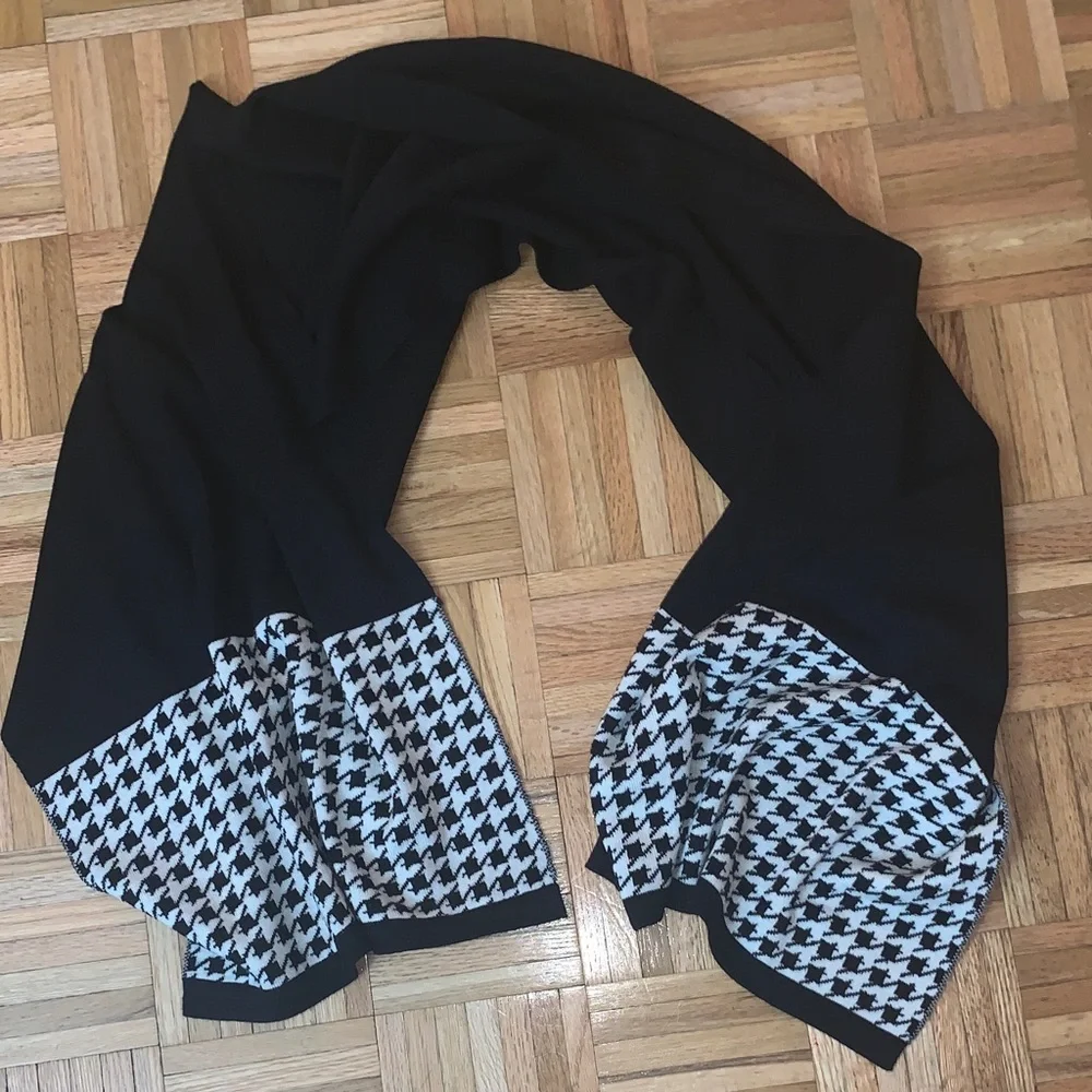 75”x 20” Outlander Shoulder Wrap Houndstooth EUC!